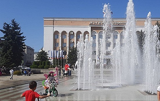 В Черкесске открыли обновленный первый светомузыкальный фонтан КЧР