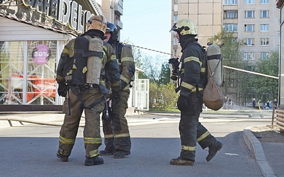 В Екатеринбурге горит склад покрышек: ужасный черный дым виден отовсюду