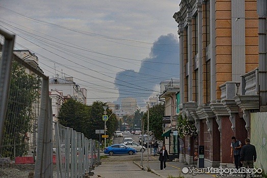 В Екатеринбурге из-за пожара зафиксировали превышение содержания вредных веществ