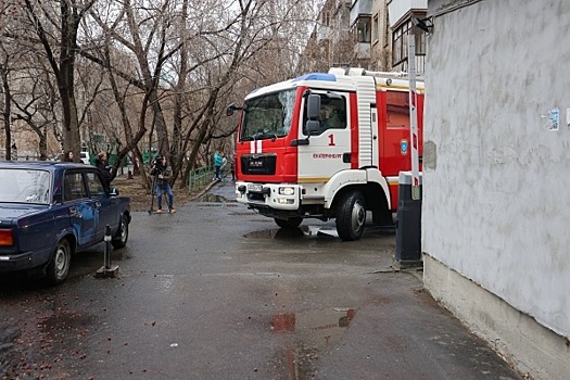 В Екатеринбурге загорелась квартира в 16-этажке: спаслись 50 человек