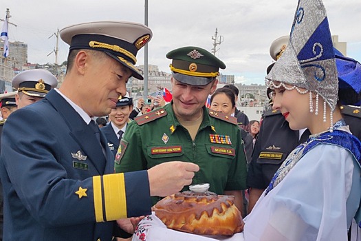 В главную базу Тихоокеанского флота с деловым заходом прибыли два корабля ВМС Китая