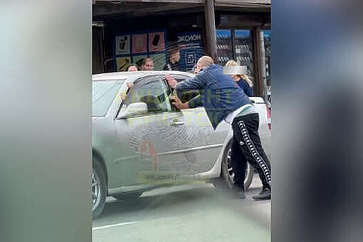 В Иркутске неизвестные попытались затолкать мужчину в машину и похитить его