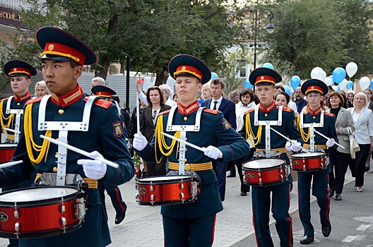 В Оренбурге прошло шествие молодых педагогов