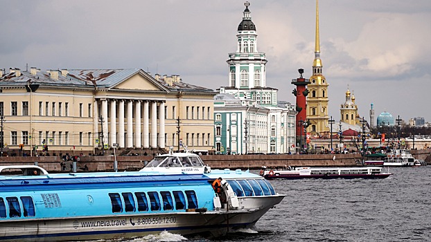 В Петербурге столкнулись теплоход и прогулочное судно