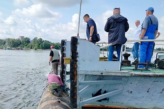 Водопровод всплыл на Оби и угрожает речным судам в Новосибирске