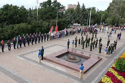 Военнослужащие ЦВО приняли участие в возложении цветов в День ВДВ в Ульяновске