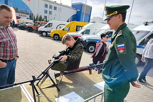 Военнослужащие ЦВО провели выставку вооружения и военной техники в Ульяновске