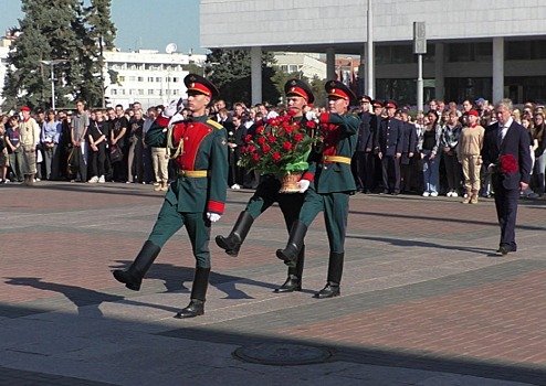 Военнослужащие ЦВО возложили цветы к памятнику Герою России Дмитрию Разумовскому в Ульяновске