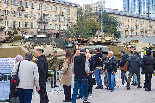 Выставка техники НАТО, захваченной военнослужащими группировки войск «Центр», открылась в Новосибирске