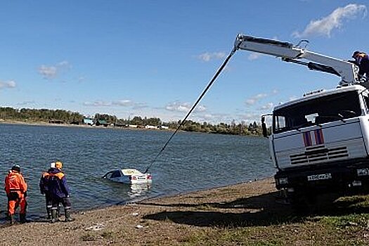 Затонувшую легковушку с водителем нашли в озере под Хабаровском