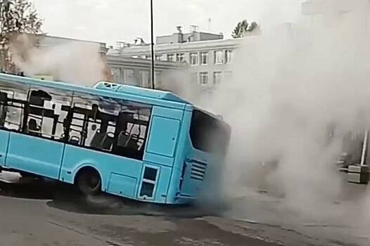 Автобус с пассажирами провалился в яму с кипятком в Петербурге