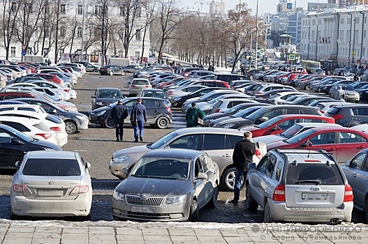 Автомобилистам Екатеринбурга пора прощаться с парковкой на площади 1905 года