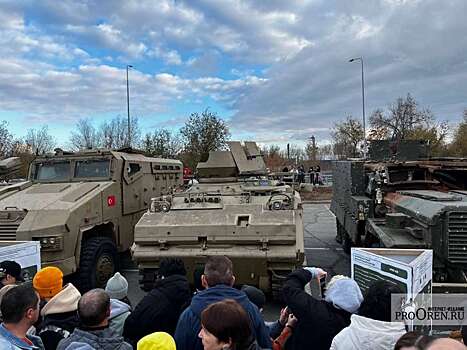 Более 300 оренбуржцев подписали контракты с Минобороны на выставке трофейной техники НАТО