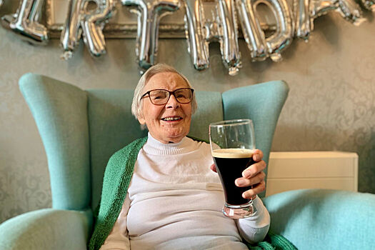 105-летняя британка рассказала, что секрет ее долголетия в пиве Guinness и отсутствии мужа