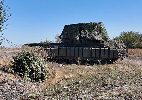 Экипаж танка Т-80БВМ группировки войск «Центр» огнем с закрытой огневой позиции уничтожил опорный пункт ВСУ на Красноармейском направлении