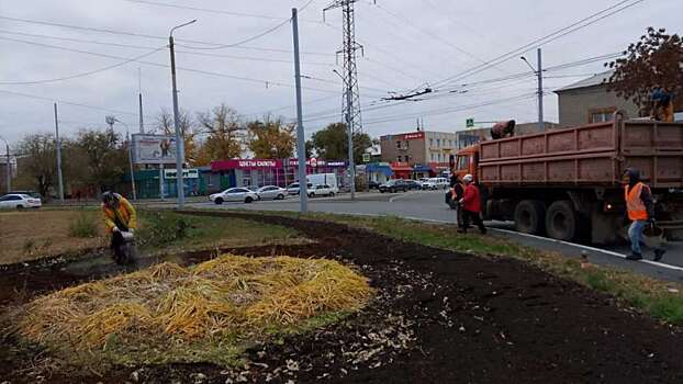 Коммунальщики Оренбурга продолжают осеннюю уборку города