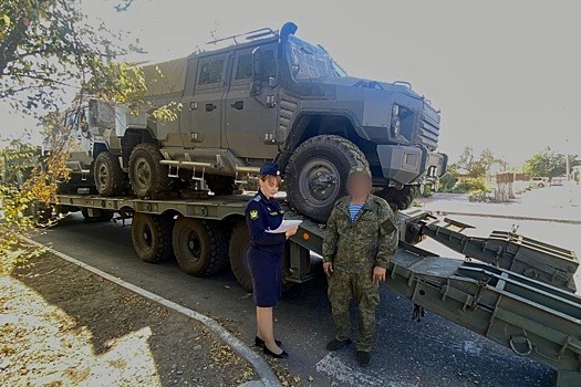 Конфискованную в Астрахани бронетехнику передали бойцам ВДВ