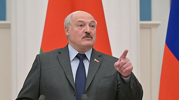 Лукашенко поцеловал каравай по прибытии на саммит БРИКС в Казани