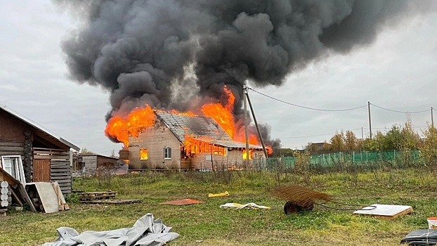 Многодетная семья потеряла дом при пожаре под Вологдой