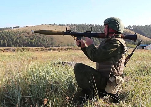 На полигоне Дивизионный в Улан-Удэ, военнослужащие ВВО выполняют стрельбы из противотанковых гранатометов