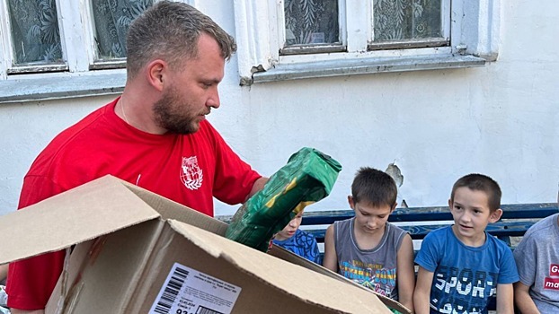 Общественники радуют детей сладкими подарками