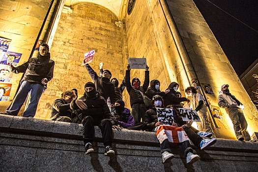 Оппозиция начала строить сцену для митинга у парламента Грузии в Тбилиси