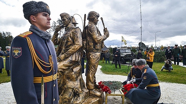 Памятник военным связистам открыли в "Патриоте" в честь 105-летия войск связи