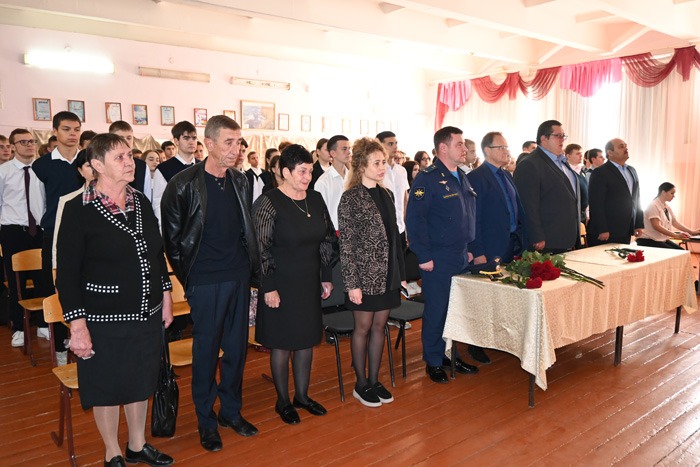 Погиб в СВО: мемориальную доску выпускнику Алексею Терновому открыли в миллеровской гимназии № 16