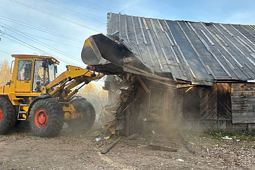 Приставы снесли дом россиянина и обязали его заплатить за это