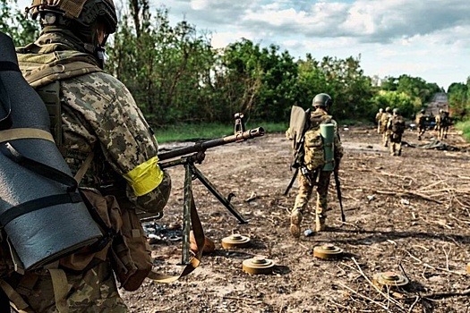 Солдаты ВСУ бросили позиции в Курской области, их бегство снял дрон