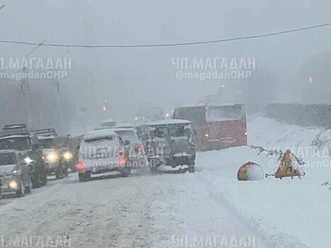 Транспортный коллапс образовался в Магадане из-за снегопада