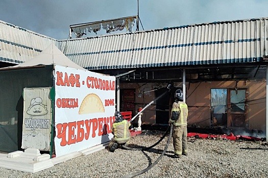 В адыгейском поселке Энем начался пожар в торговом помещении на 150 "квадратах"