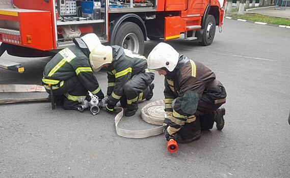 В Курске ночью загорелась резина на предприятии