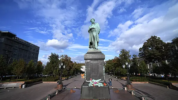 В столице промыли памятники в преддверии зимы