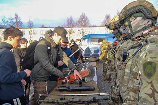 В Мурманске на базе ремонтно-восстановительного батальона Северного флота прошёл День призывника для учащихся старших классов образовательных учреждений