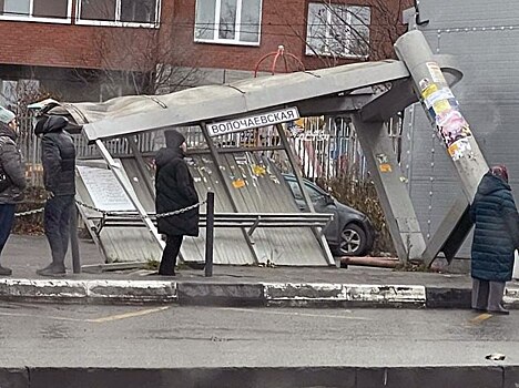 В Новосибирске обрушилась остановка на улице Волочаевской