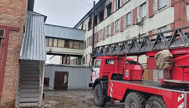 В Новосибирске сотрудники МЧС спасли мужчину при тушении пожара в промзоне