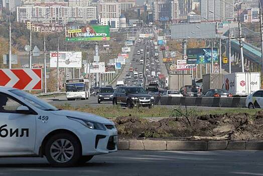 В Новосибирске заканчивают тротуары на Октябрьском мосту