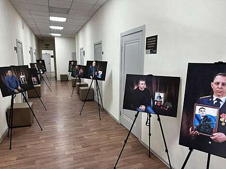 В Оренбурге открылась фотовыставка в память о героях СВО