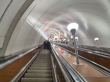 В Петербурге ребенку зажевало пальцы на эскалаторе метро