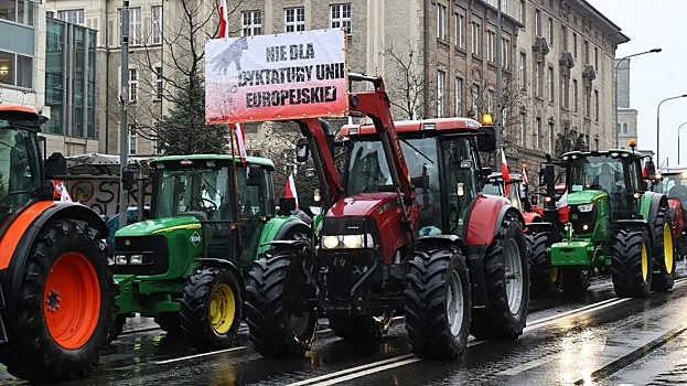 В Польше предъявили обвинение фермеру за плакат с обращением к Путину