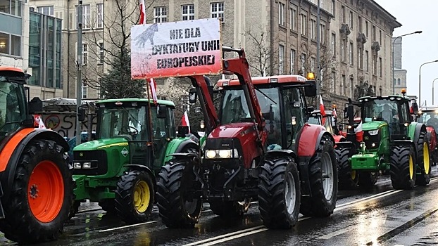 В Польше предъявили обвинение фермеру за плакат с обращением к Путину