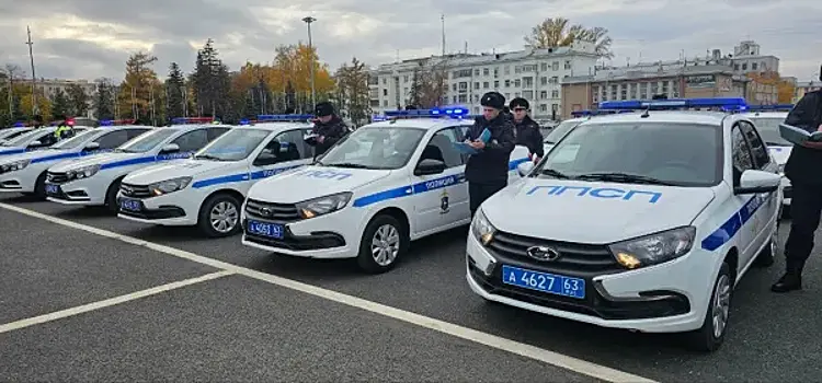 В Самаре на площади Куйбышева прошел строевой смотр полицейских