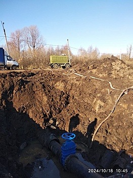 В Сарапуле устраняют утечку водопровода на улице Молодёжной