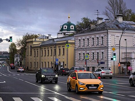 Водителей в Московском регионе призвали избегать резких маневров из-за мокрой дороги