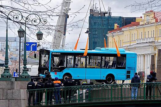 Водителя упавшего с моста в Петербурге автобуса обвинили в регистрации 46 нелегалов