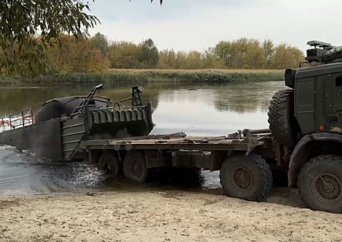 Военнослужащие инженерного подразделения группировки войск «Север» ведут работу по установке понтонного парома в приграничном районе Курской области