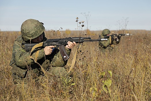 Военнослужащие мотострелкового соединения ЦВО совершенствуют навыки огневой подготовки в Алтайском крае