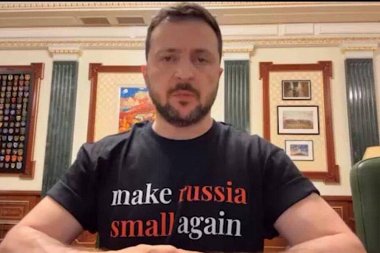 Захарова посмеялась над Зеленским и его футболкой Make Russia Small Again1