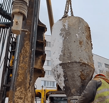 100 свай установили на стройплощадке метро на улице Белинского